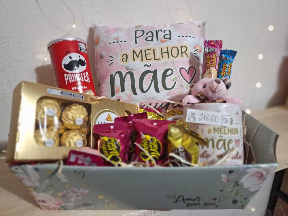 Cesta-de-Chocolate-com-Caneca-e-almofada-Para-a-melhor-mae-do-mundo-n06-