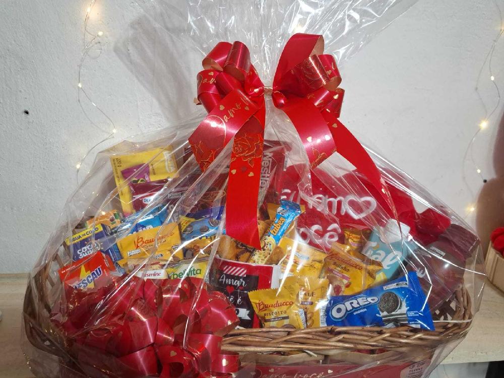 Cesta-Plus-de-cafe-da-manhatarde-com-chocolate,-coracao-de-pelucia-Eu-amo-vc-e-Caneca-Amar-vc-e-muito-bom-n18